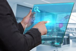 мужчина с техподдержки хостингг компании работает на проекционном экране